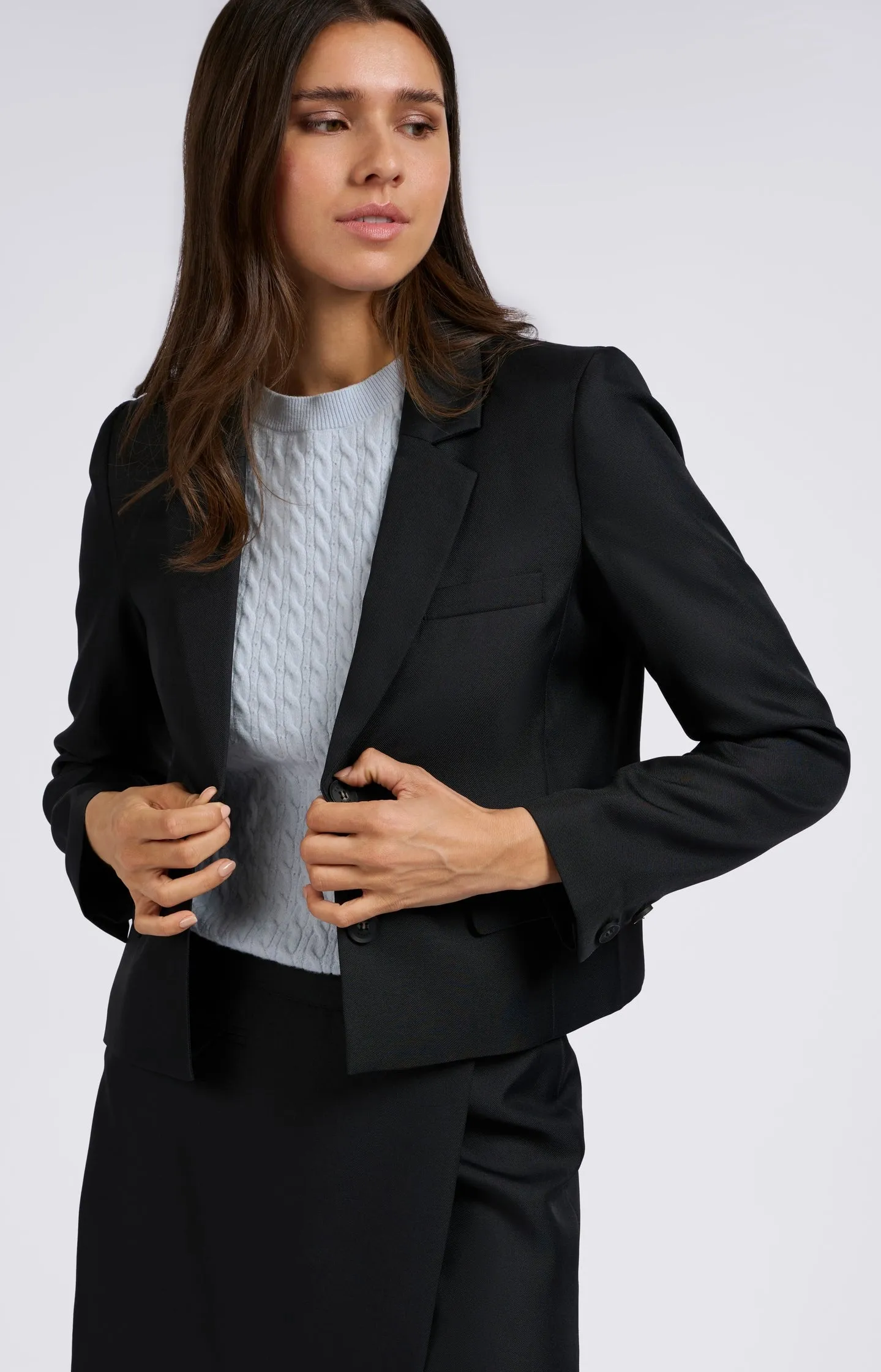 Black short blazer with long sleeves and pockets