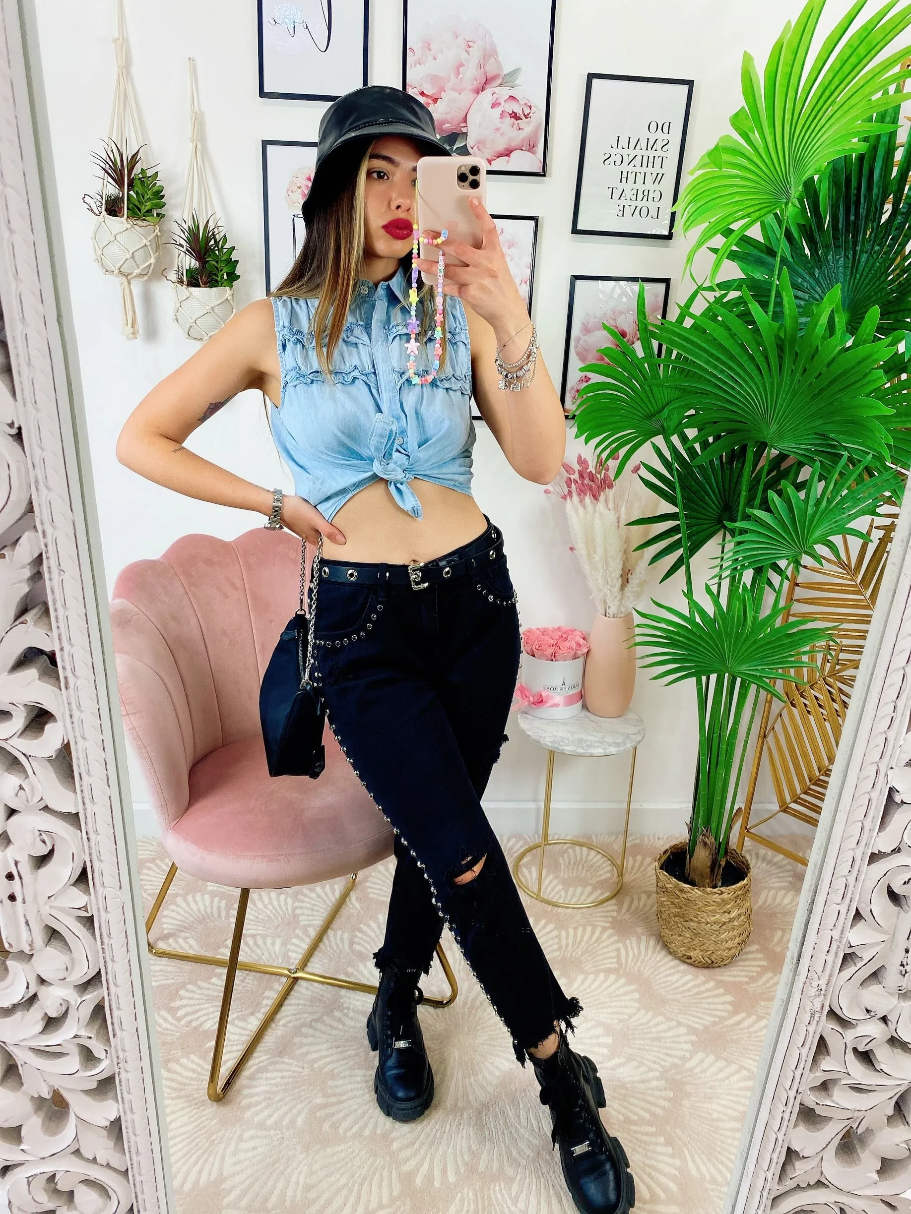 Jeans sfrangiato con borchie laterali