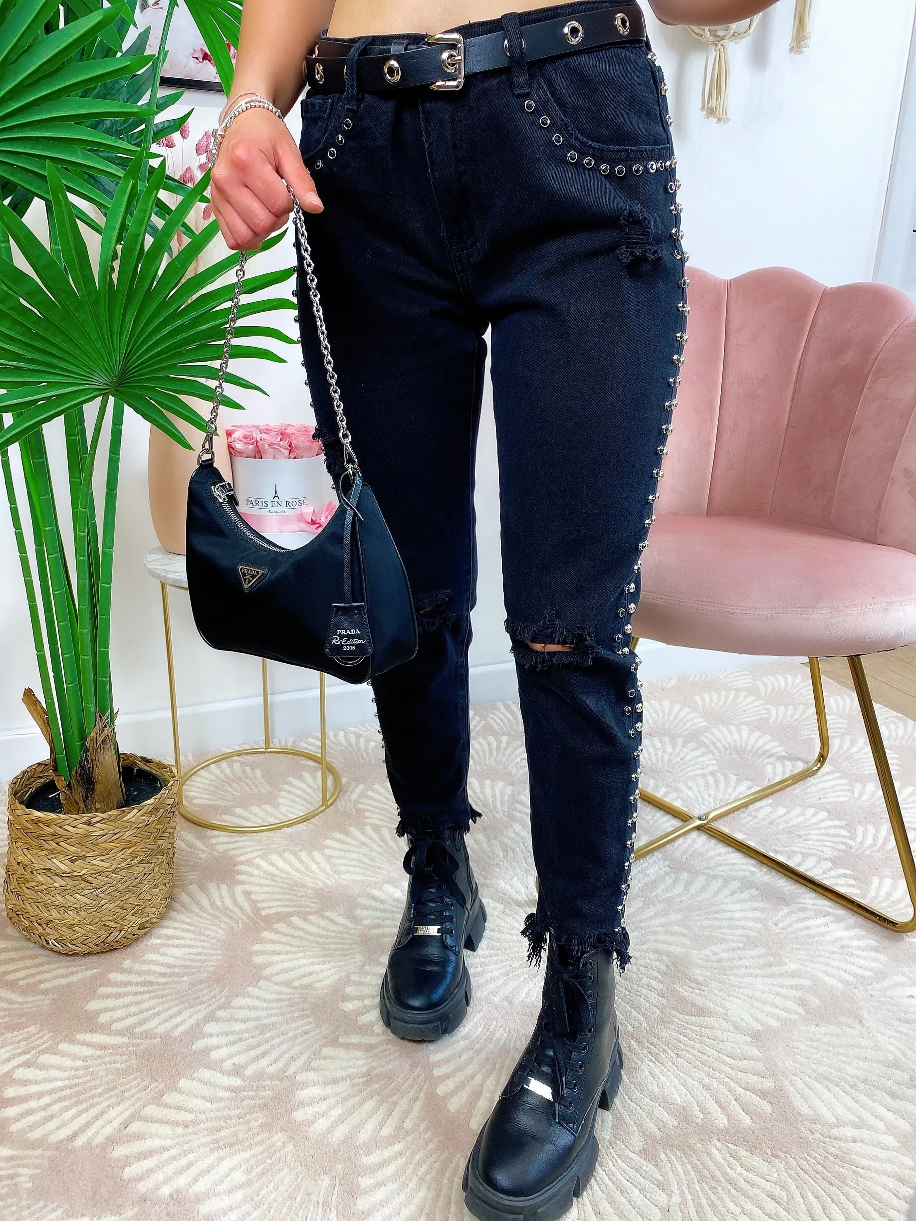 Jeans sfrangiato con borchie laterali