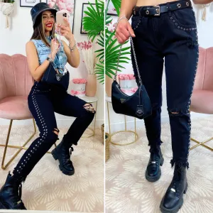 Jeans sfrangiato con borchie laterali