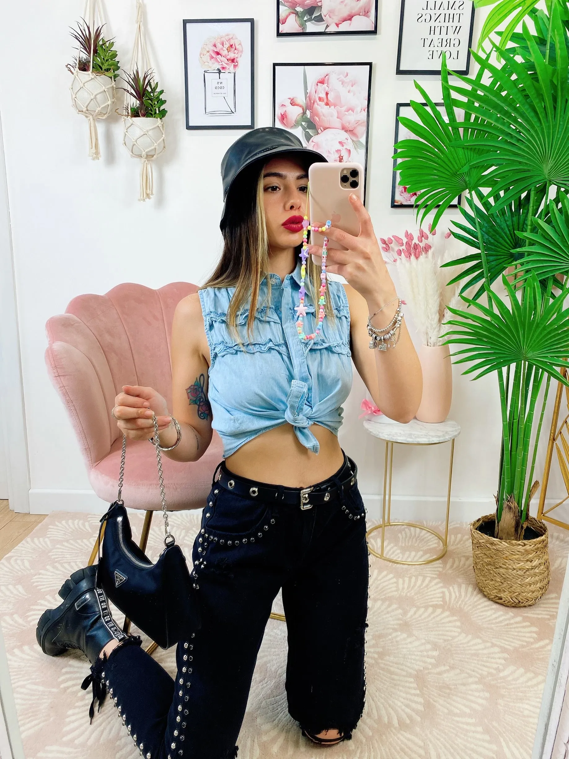 Jeans sfrangiato con borchie laterali