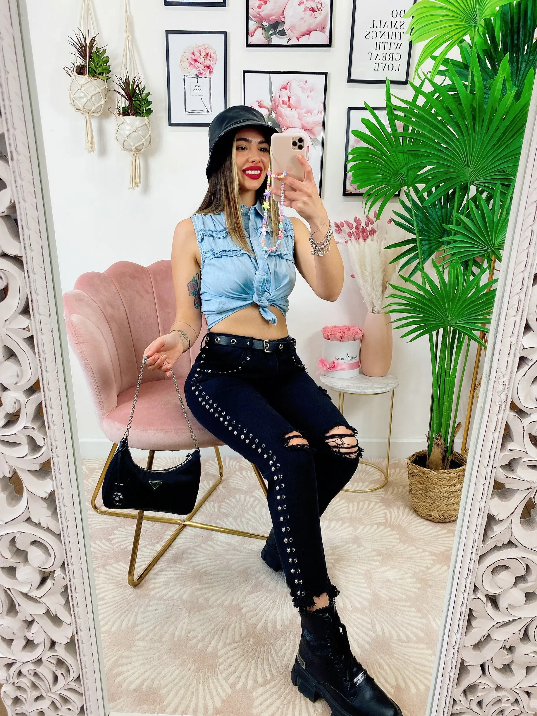 Jeans sfrangiato con borchie laterali