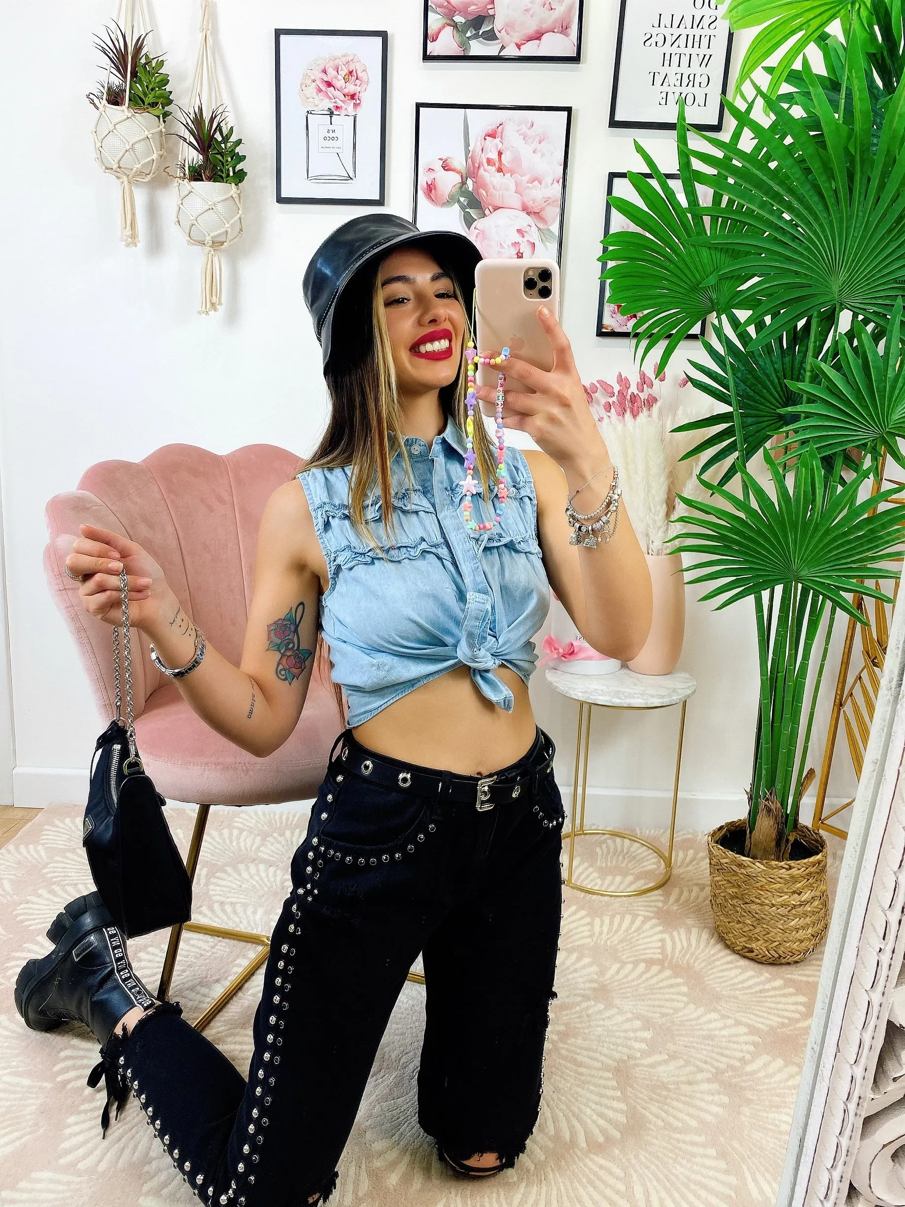 Jeans sfrangiato con borchie laterali