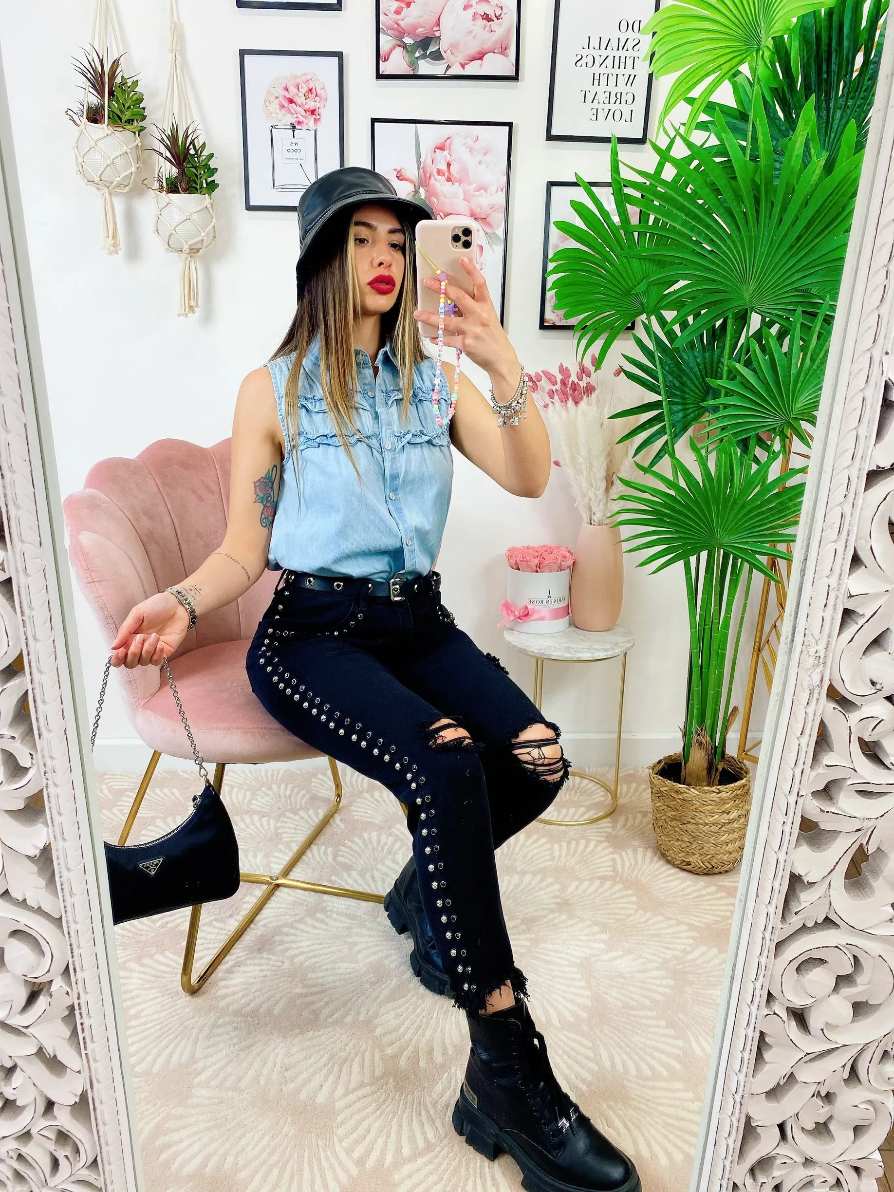 Jeans sfrangiato con borchie laterali