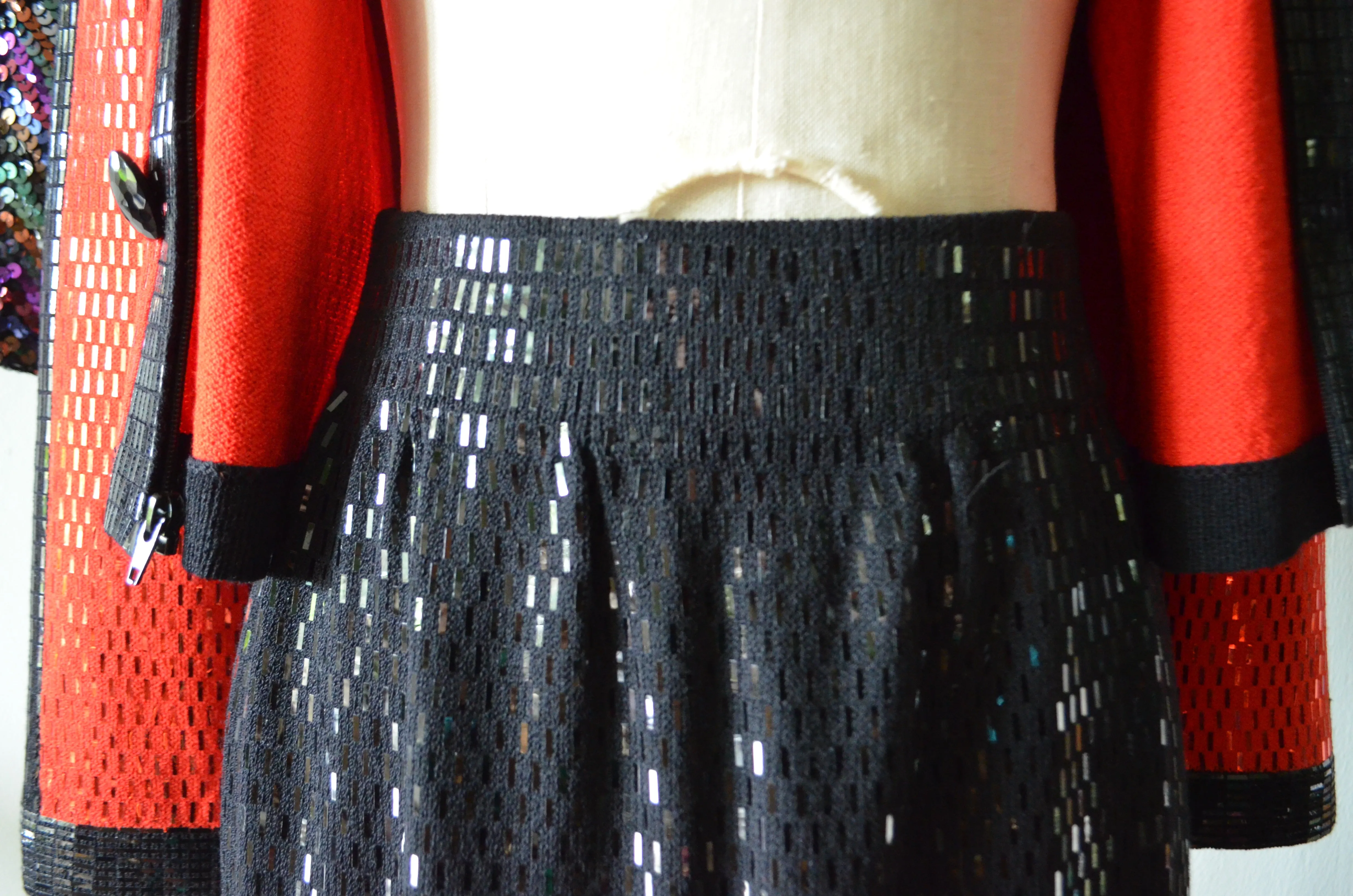ST. JOHN Evening Paillettes Sequined Knit Suit Jacket black and red