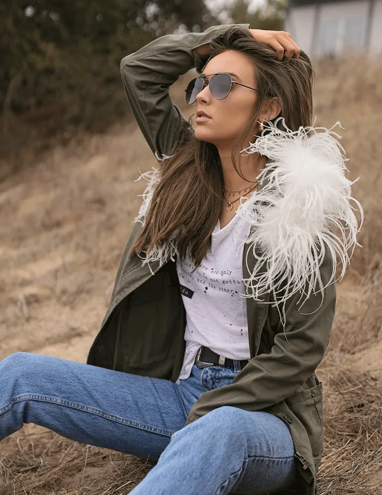 Victoire - Small Feather Collar in Snow