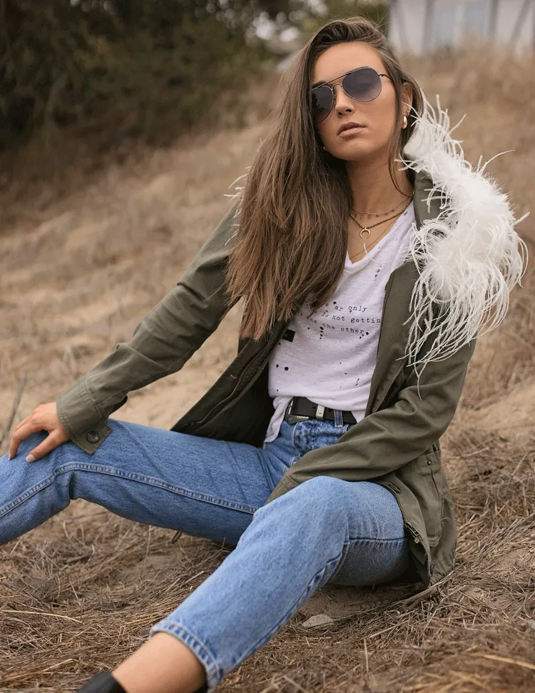 Victoire - Small Feather Collar in Snow